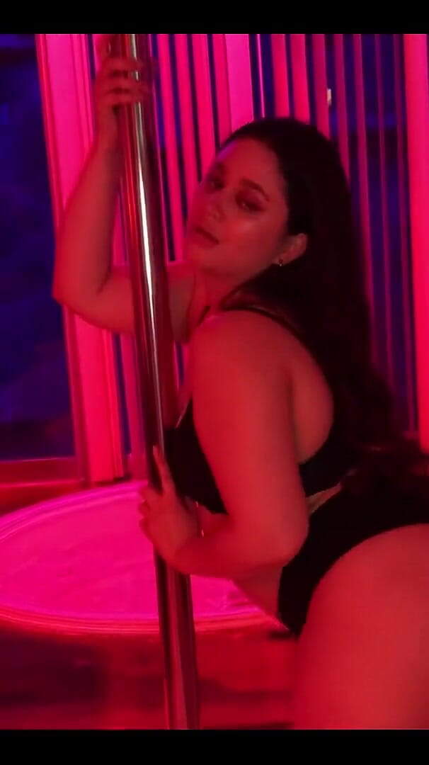 Strike a Pose (Nicole Passat)