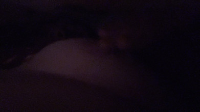 Wettyy: Leker med mina naturliga bröst