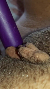 Minha buceta está pingando e meu clitóris inchado está tremendo de um orgasmo intenso do vibrador