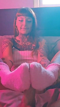 Calcetín rosa esponjoso termina con semen en los calcetines