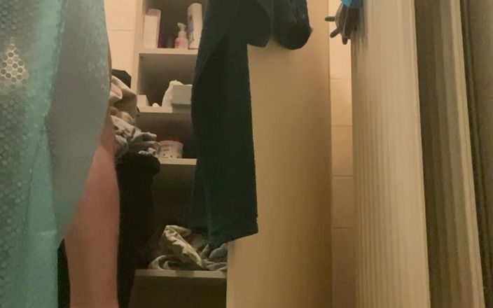 House mate: Ragazzo fa pipì in pantaloni e scopa il suo buco...