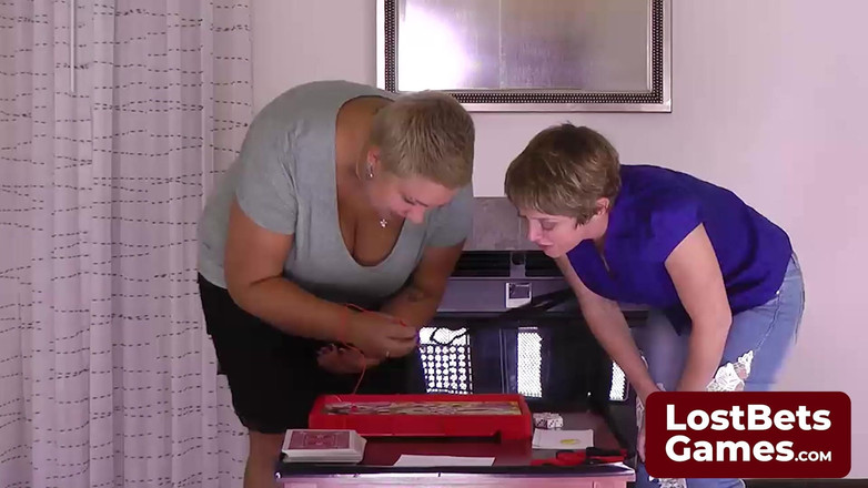 Lost Bets Games: La perdante du dernier strip-tease, laissée uniquement dans son soutien-gorge