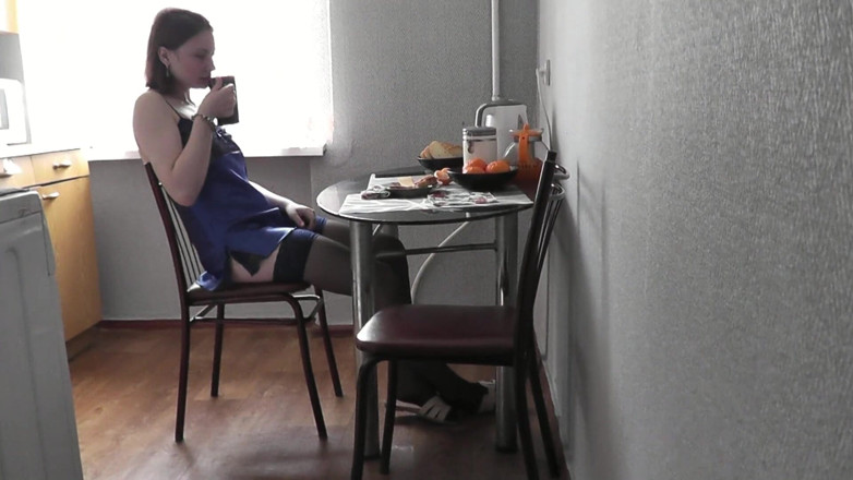 Assol: Leuk meisje. Sexy Assol in erotische lingerie peignoir netkousen zet...