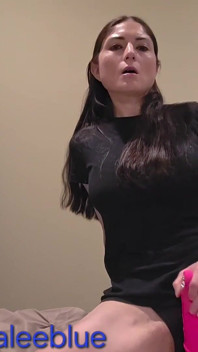 Orta yaşlı seksi kadın mastürbasyon yapıyor