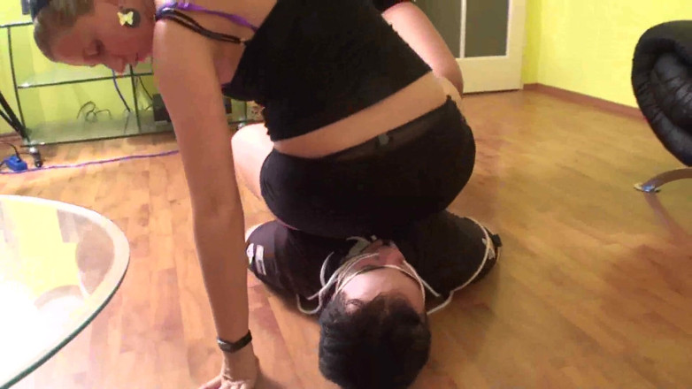 Femdom Austria: Dúo sentado en la cara para Richie