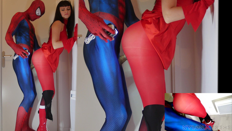 Nylon Xtreme: Sonya Durganova exhibe son nylon rouge