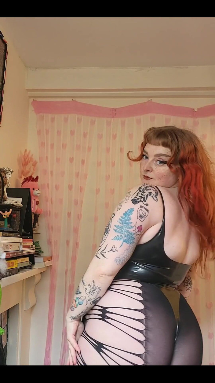 Bunny Royle: Goyang-goyang. Kamu suka nonton aku pakai bodysuit lateks seksiku?