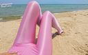 Shiny teens: 880 Rose brillante, collants en élasthanne sur la plage