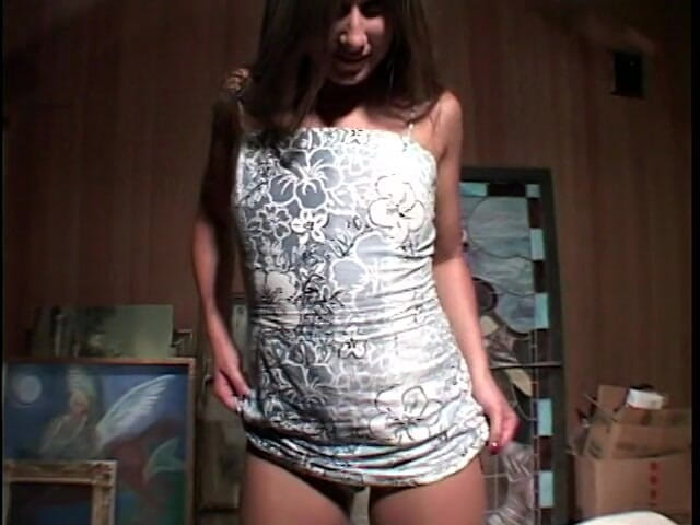 Wild Suckers: Dili pirsingli kız yaşlı bir adamın yarağını emiyor