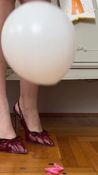 Aku memunculkan balon ulang tahunku dengan sepatu hak tinggi