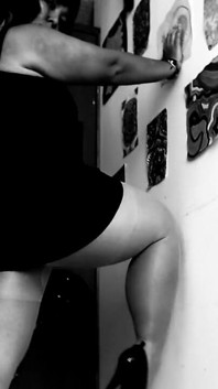 Silent Cinema e Preto e Branco Vintage Girl seduzindo você com meias, vestido e saltos
