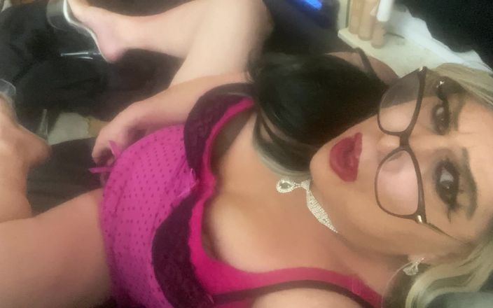 Krissy Sweets: Krissy Sweets pomocí penis ringu a anální hračka