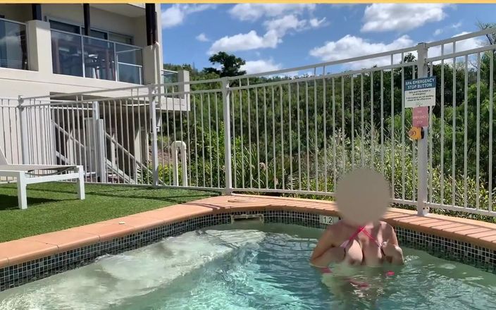 Wifey Does: Bikini rosa en la piscina del hotel