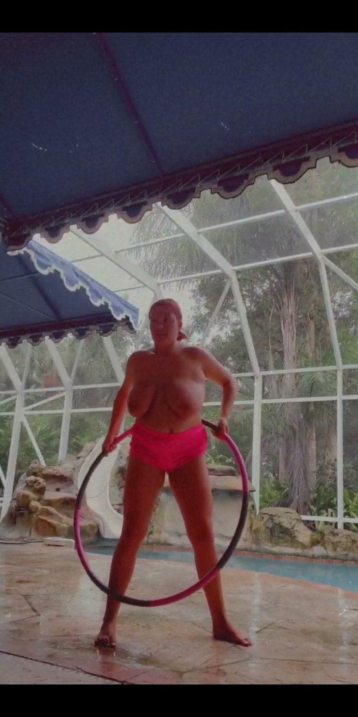 Annabelle Rogers: Regnig dag topless träning vid poolen! Skulle du vara min...