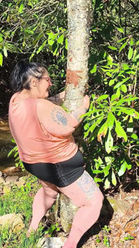 Trockenes humping im wald, pisst einen Creek, schau dir ihre schlaffen titten und Buttcherks an