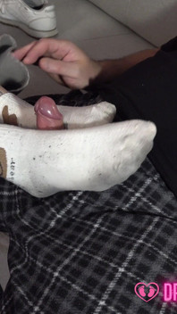 Laura'nın battaniyenin altında sinsi ayak masajı ve yanlışlıkla ayakla mastürbasyon - (çoraplı rüya kızlar)