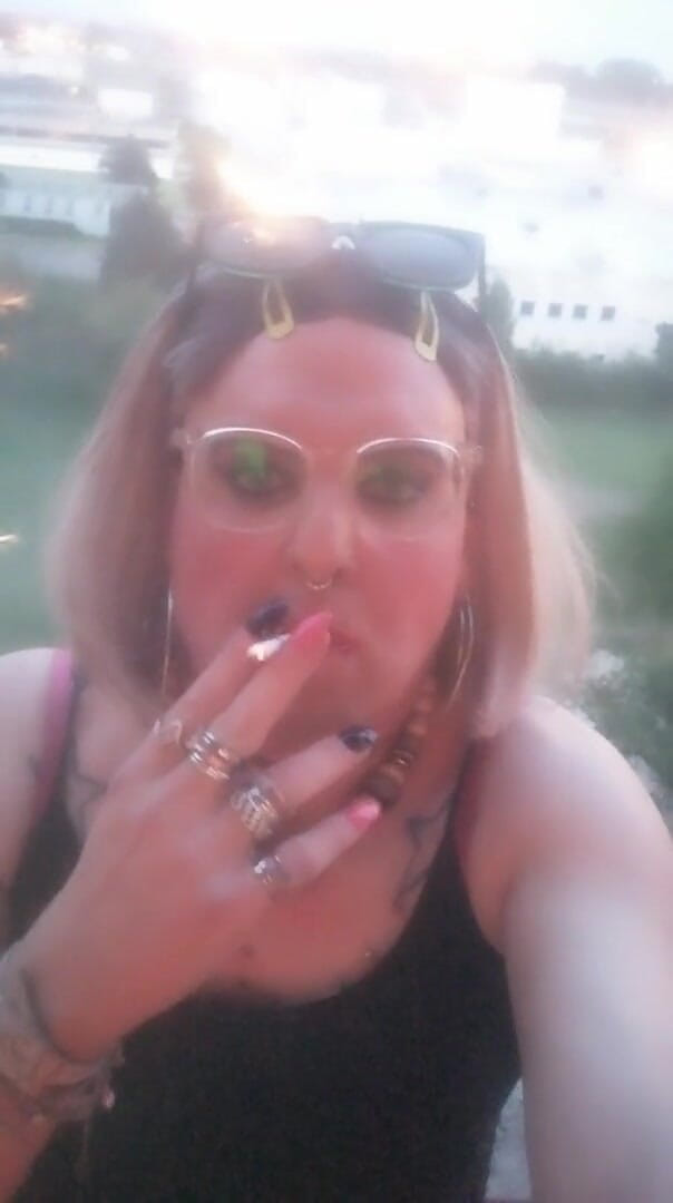 Stefanie Laveire: La trans bionda stefanie fuma 2