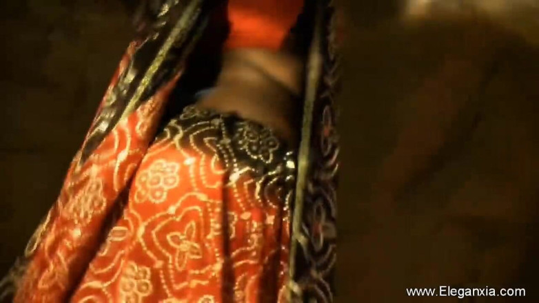 Eleganxia: Sexy Indische babe danst en toont haar perfecte lichaam