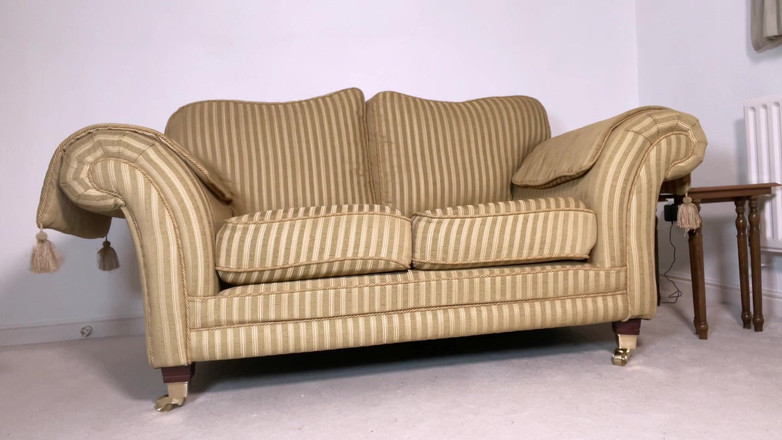 Bunnie Stevens: Spogliarello con cosce alte