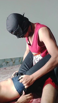Saya mengongkek adik tiri kawan saya di hotel pepeknya dengan begitu ketat dan merah jambu, dia sangat panas dan seksi