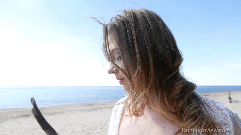 Domingo View: Mia Luna Watch Me