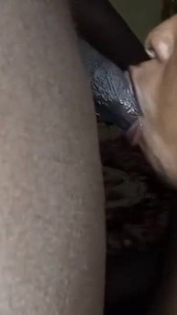 Murzynka MILF wkurza się, zjada spermę i pierdzi twarz kolesi