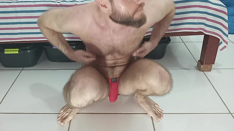 O1ST: În lenjerie roșie călărind pe dildo
