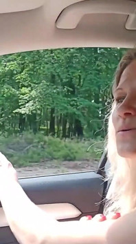 Bătrână curvă autostopistă sexy de pe stradă futută în pădure cu și apoi fără prezervativ
