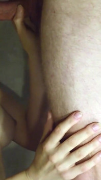 Chica amateur de tetas pequeñas obtiene enorme semen en su boca