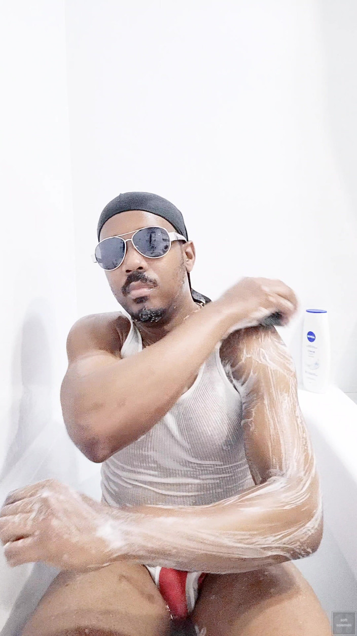 Soft Soleman: Îmi spăl corpul în baie (3) (2025)