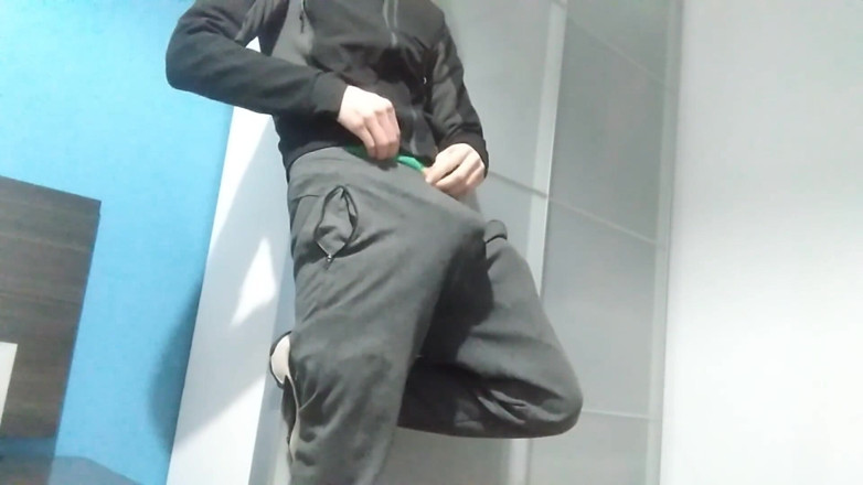 Elvissc: Te muestro mi plátano duro dentro de mis pantalones y...