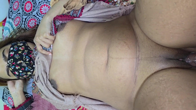 Faryal: Індійська сусідська тітонька ki chut pe pani nikala