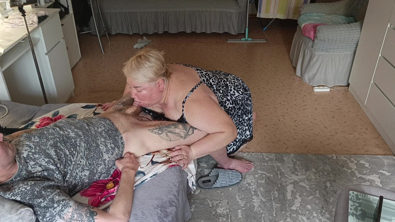 Zona901: Vecinul suge ușor pula până când ejaculez