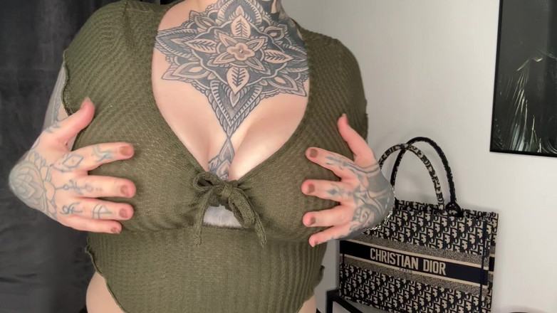 Miss Valentina: Peitos grandes e saltitantes