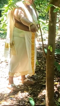 Kerala Style Tradisional Set Mundu, Awek Berbogel Di Luar Mendedahkan Tubuh Bogel Seksinya.
