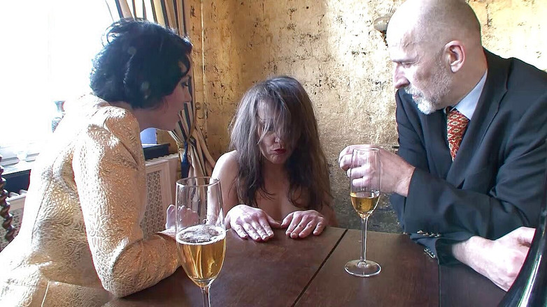 Absolute BDSM films - The original: メイドは辱められ、鞭打たれました