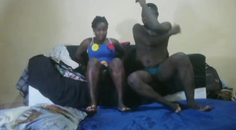 Pornsexlive: Krásná africká žena hledá práci, kterou šuká generální ředitel