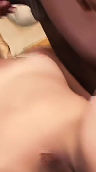 Blonde tranny teef zuigt 2 pikken in een interraciaal trio.