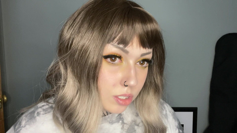 Miss Valentina: Melancap di katil di sebelah isteri