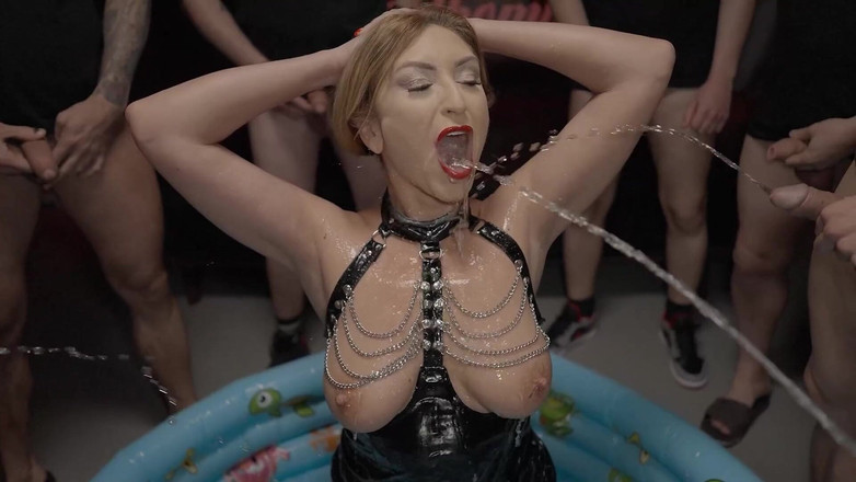 Piss Lover: Sexy cougar houdt van interraciale pikken in gangbang bukkake ggg...