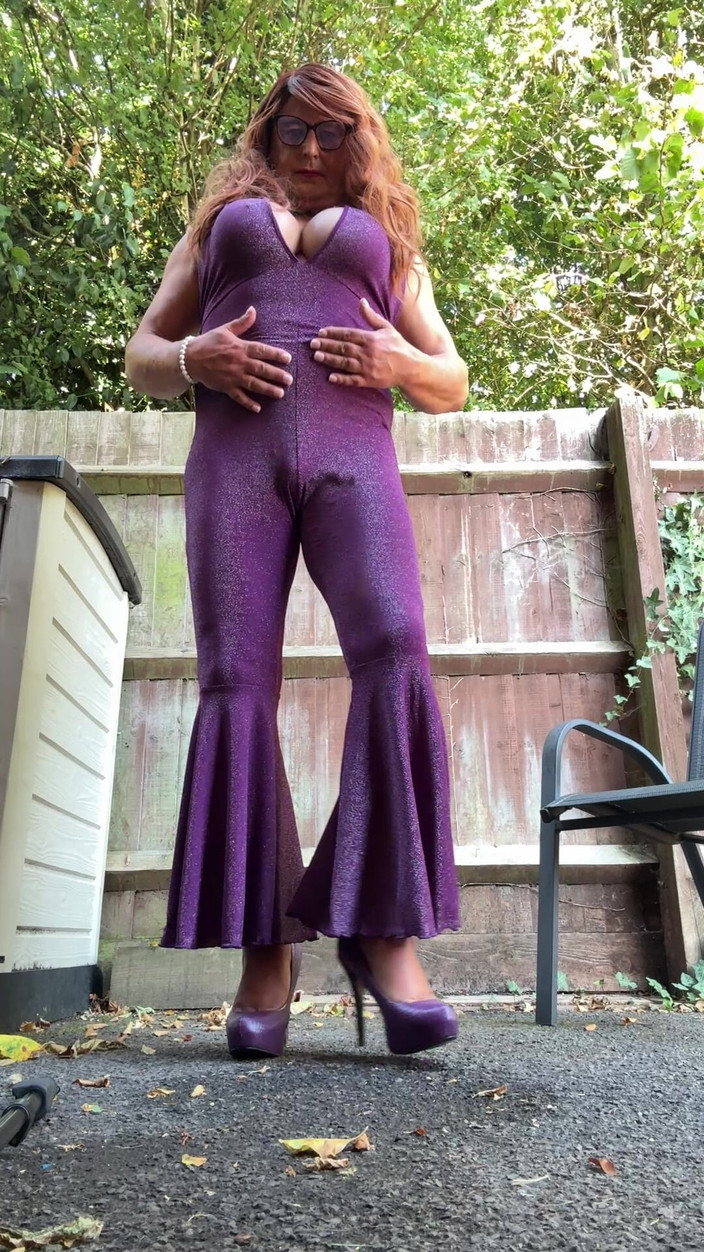 Kellycd2022: 穿着紫色紧身连衣裤和高跟鞋的性感 Crossdresser Kellycd2022