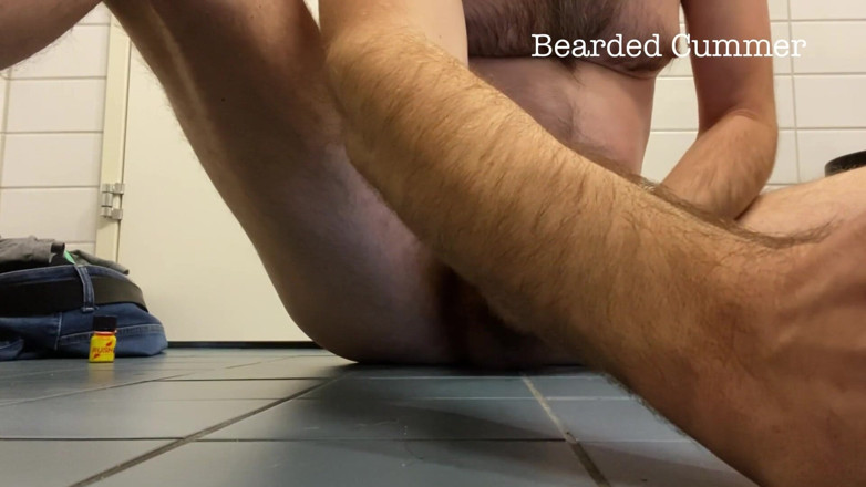 Beardedcummer: Behaarter bär fickt tief, stöhnt laut, zeigt füße, sperma
