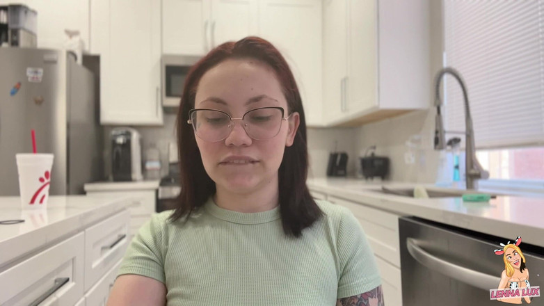 Lenna Lux: メイドが見ているのを見つかった