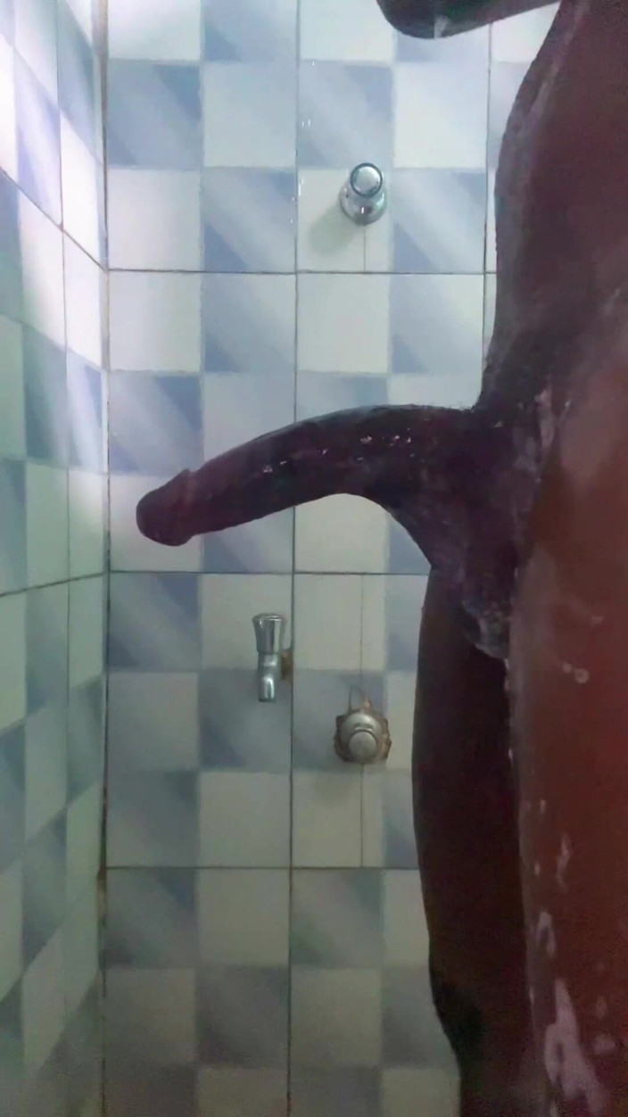 Bbc-godaddy: 20-jarige Grote Zwarte Lul Smerig Zich Af in Zijn Douche...