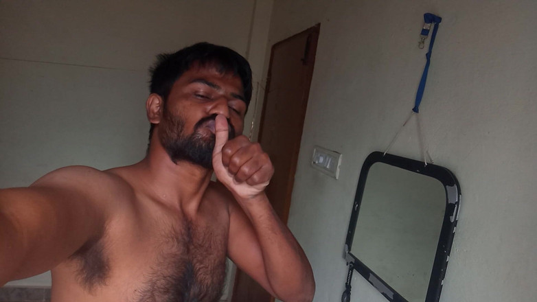 KUMBHA MANOJ KUMAR: Hintli desi star ateşli