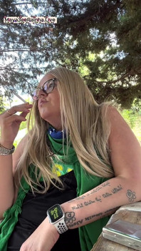Deusa MILF BBW Brasileira Fazendo Ritual De Fumo Na Natureza