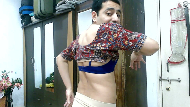 Cute & Nude Crossdresser: Kılıklı ve etekli seksi kadın kılıklı travesti kadın tatlı lolipop.
