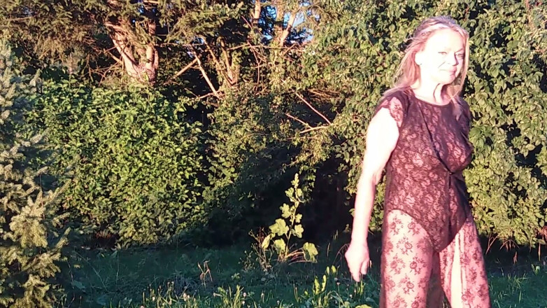 martinawest: Vovó está usando um body puro ao ar livre