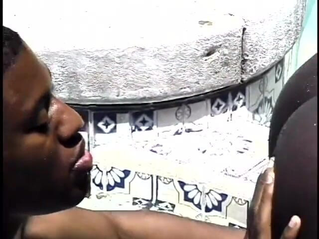 Gays Case: Chocolate brown hunk gets his ass licked in the pool