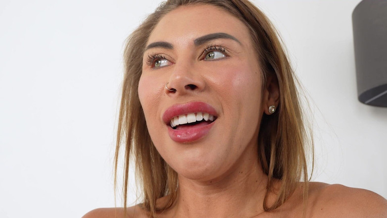 Callie Roks: Tiny viene imbambata da callie - la gigantessa